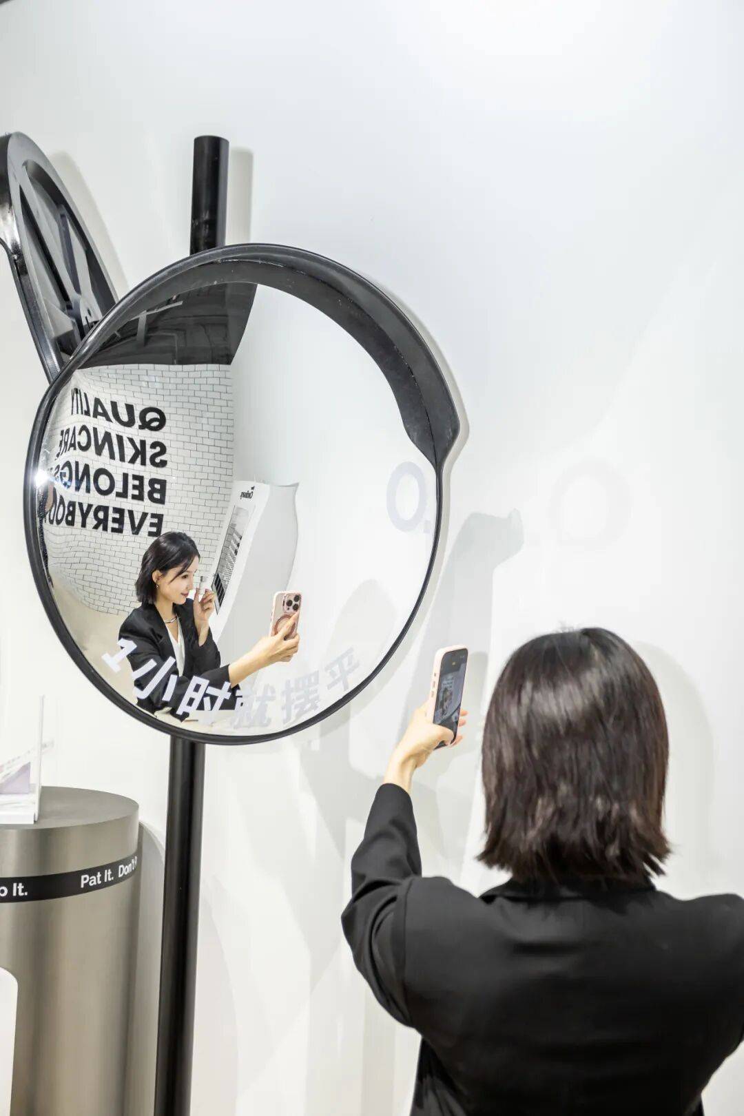 巨鹿路惊现巨型美元山!The Ordinary「功效商店」限时空降! 巨鹿路惊现巨型美元山!The Ordinary「功效商店」限时空降! 百事百科