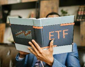 “十五五”确立军工上升周期,军工ETF龙头收涨1.12% 热点新闻