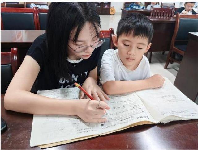 安中医学子三下乡:童心探秘中医韵,岐黄薪火传社区 安中医学子三下乡:童心探秘中医韵,岐黄薪火传社区 热点新闻