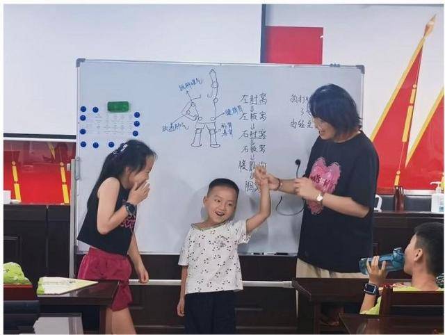 安中医学子三下乡:童心探秘中医韵,岐黄薪火传社区 安中医学子三下乡:童心探秘中医韵,岐黄薪火传社区 热点新闻