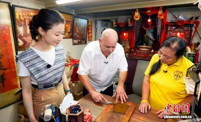 《四海中医》从港澳启程 看中医药文化远播海外 《四海中医》从港澳启程 看中医药文化远播海外 热点新闻